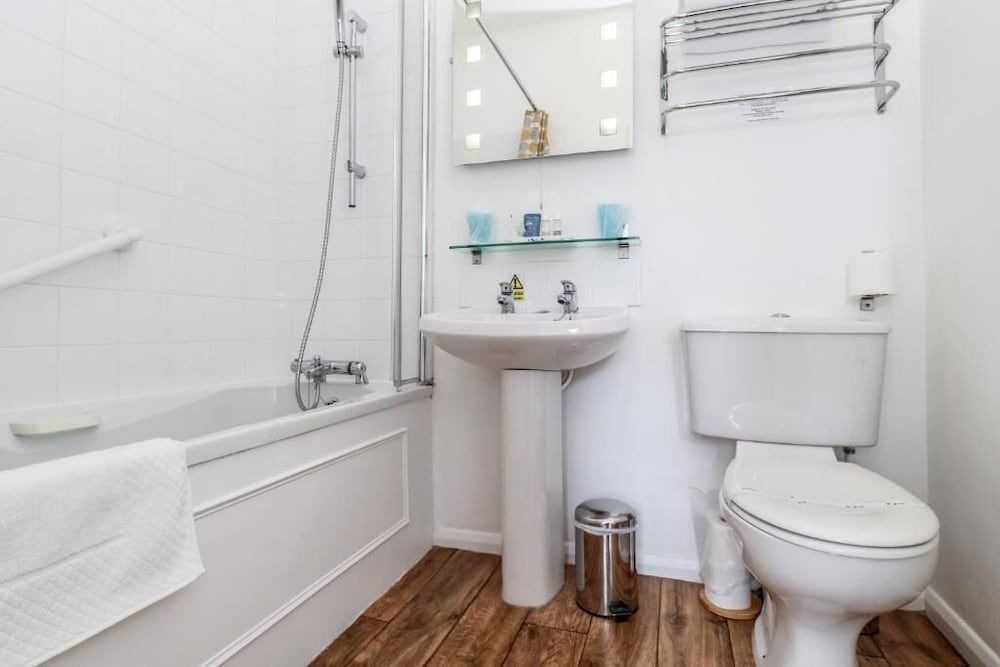 The New England Comfort Double Room, 1 King Bed (Side Sea View) 3