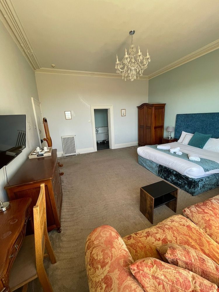 Crofton House Hotel Deluxe Suite, Ensuite, Sea View 7