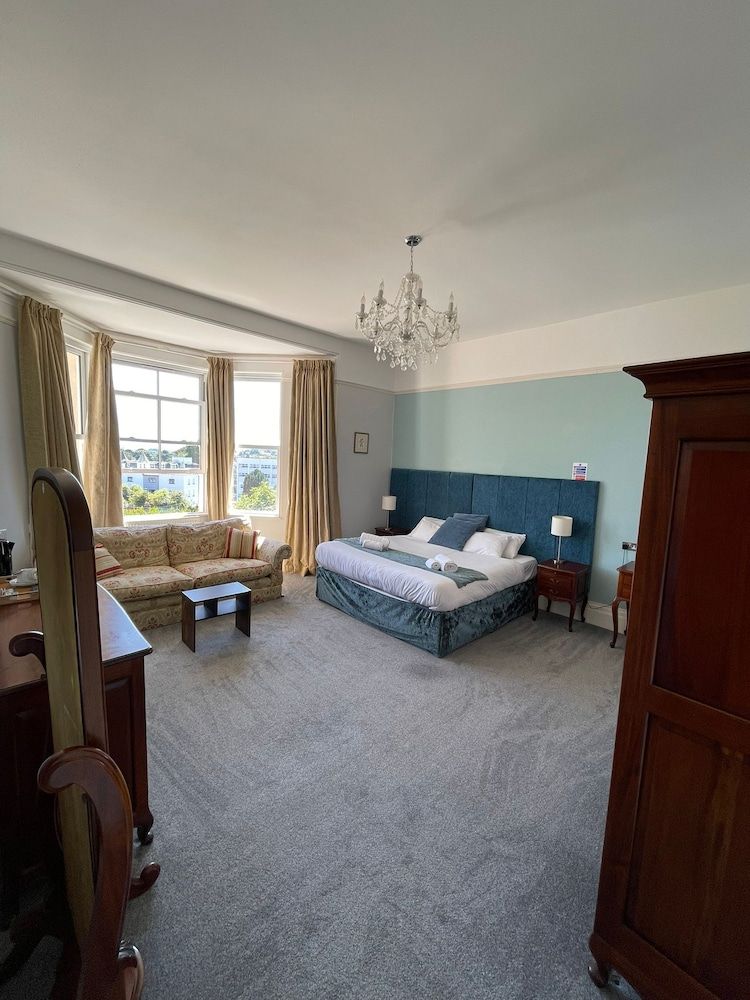 Crofton House Hotel Deluxe Suite, Ensuite, Sea View 3