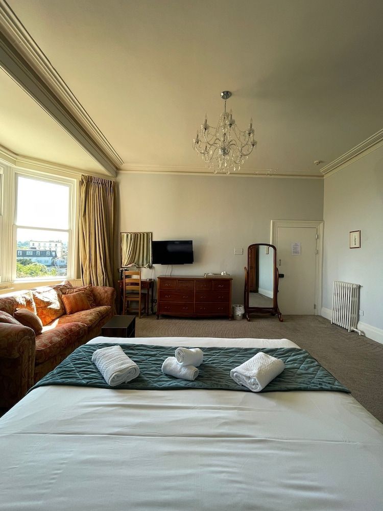 Crofton House Hotel Deluxe Suite, Ensuite, Sea View 4