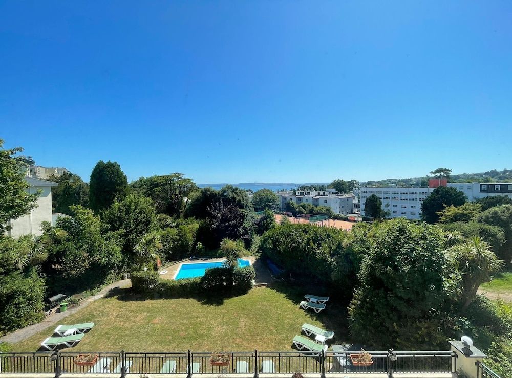 Crofton House Hotel Deluxe Suite, Ensuite, Sea View 9