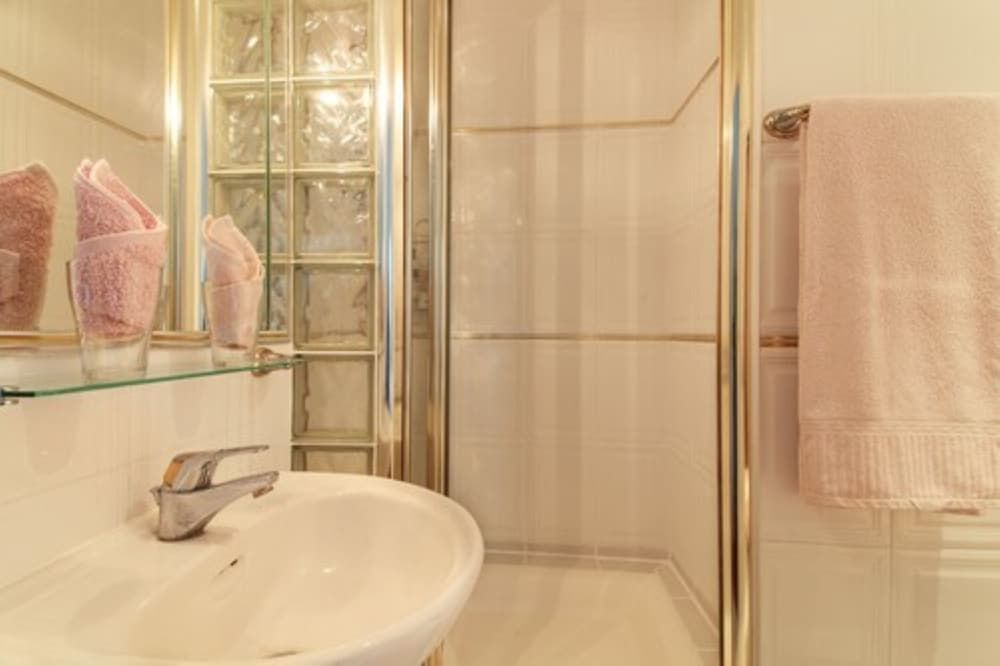 Juliette's Bed and Breakfast Deluxe Double or Twin Room 3