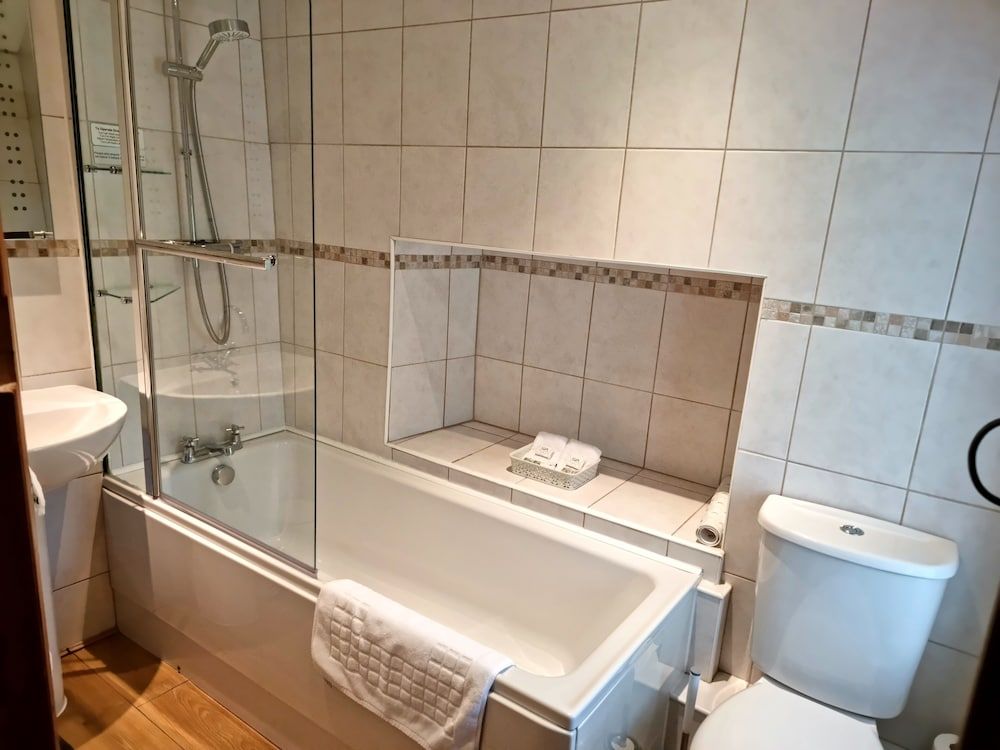 Collaven Manor Hotel Classic Double Room 6