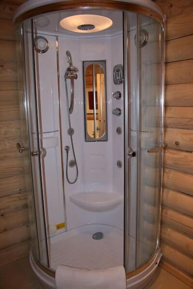 BCC Loch Ness Log Cabins Standard Chalet, 1 Bedroom (Four Poster Bed) 5