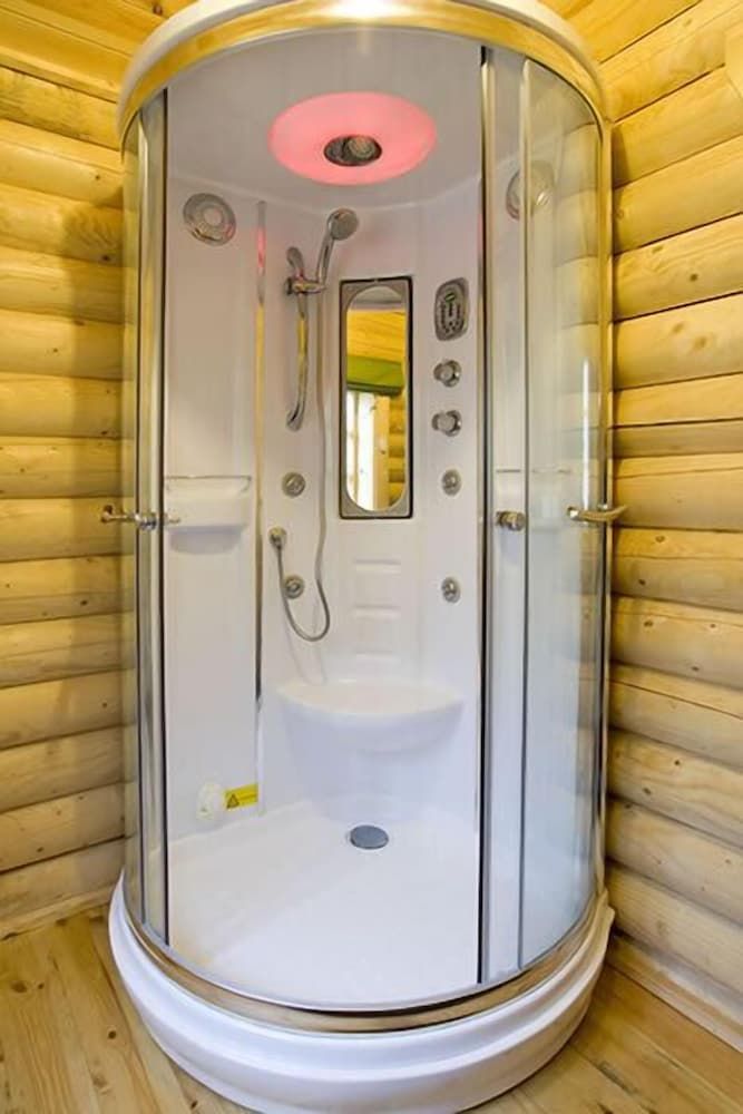 BCC Loch Ness Log Cabins Standard Chalet, 2 Bedrooms (Four Poster Bed) 8