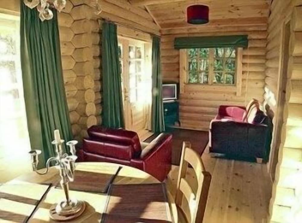 BCC Loch Ness Log Cabins Standard Chalet, 2 Bedrooms (Four Poster Bed) 6