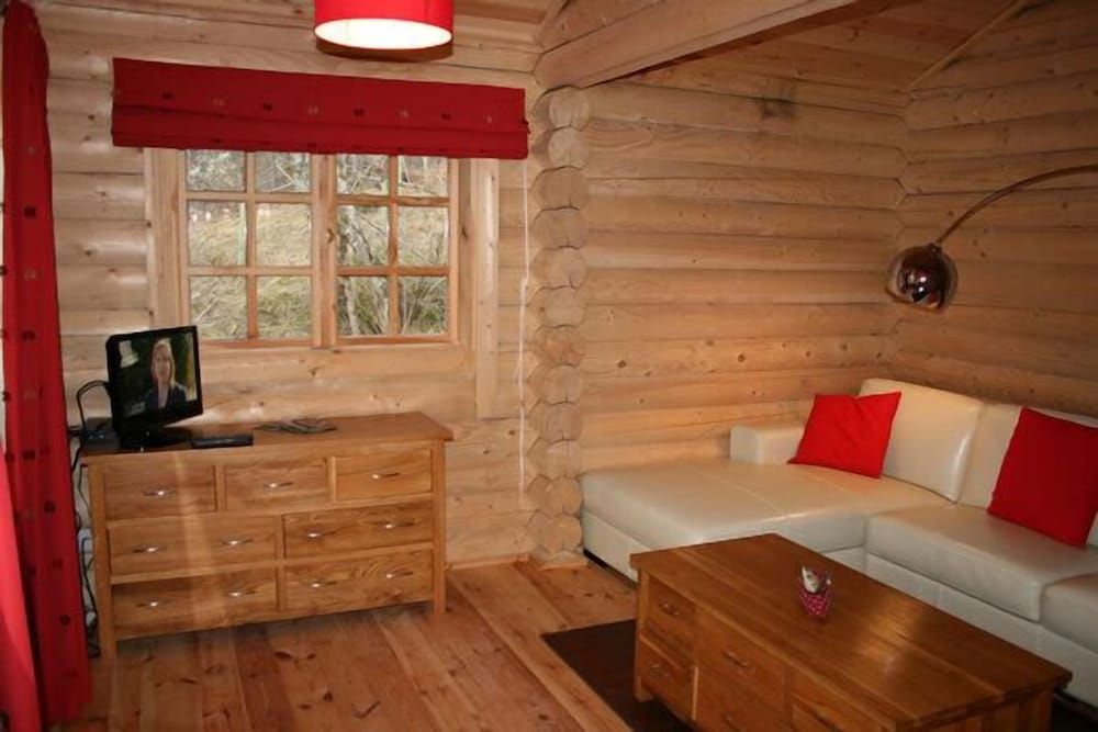 BCC Loch Ness Log Cabins Standard Chalet, 1 Bedroom (Four Poster Bed) 4