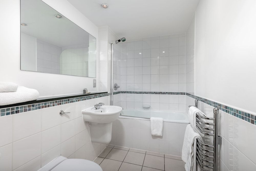 Marlin Apartments London City - Queen Street Studio, 1 Queen Bed 4