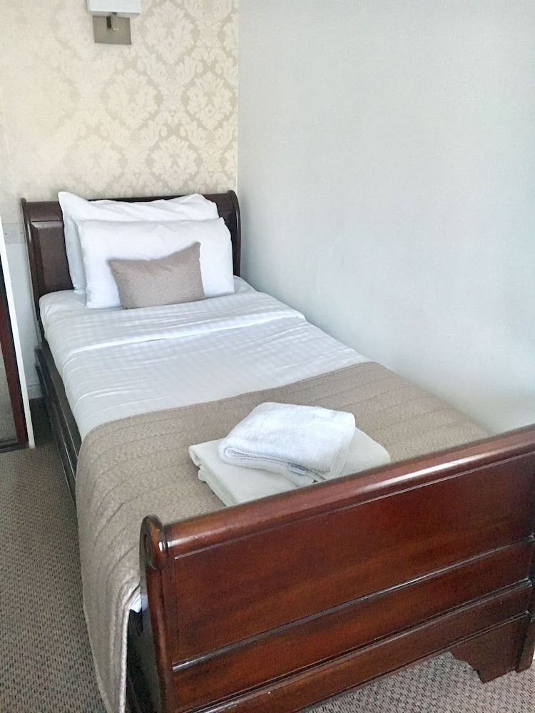 Normanton Park Hotel, Sure Hotel Collection by Best Western Standard Room, Multiple Beds, Non Smoking 6
