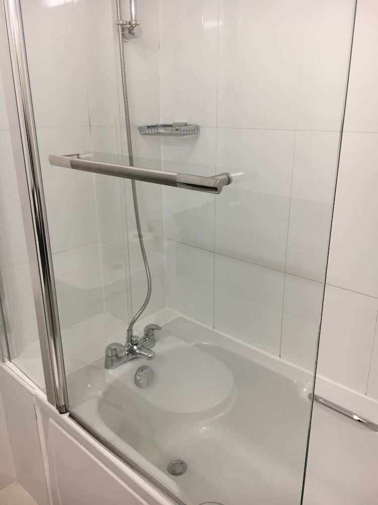 Normanton Park Hotel, Sure Hotel Collection by Best Western Standard Room, Multiple Beds, Non Smoking 7