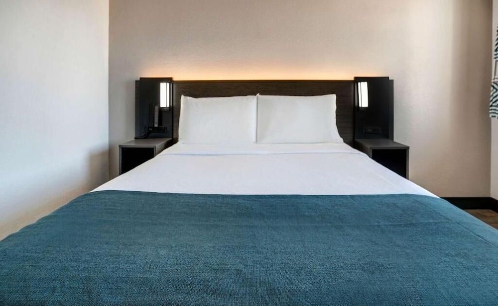 Standard Room, 1 King Bed, Non Smoking, Refrigerator & Microwave