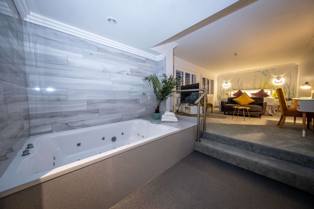 Suite, 1 King Bed, Non Smoking, Jetted Tub (Presidential)