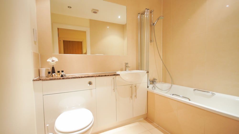 Crompton Court Apartment, 3 Bedrooms 6