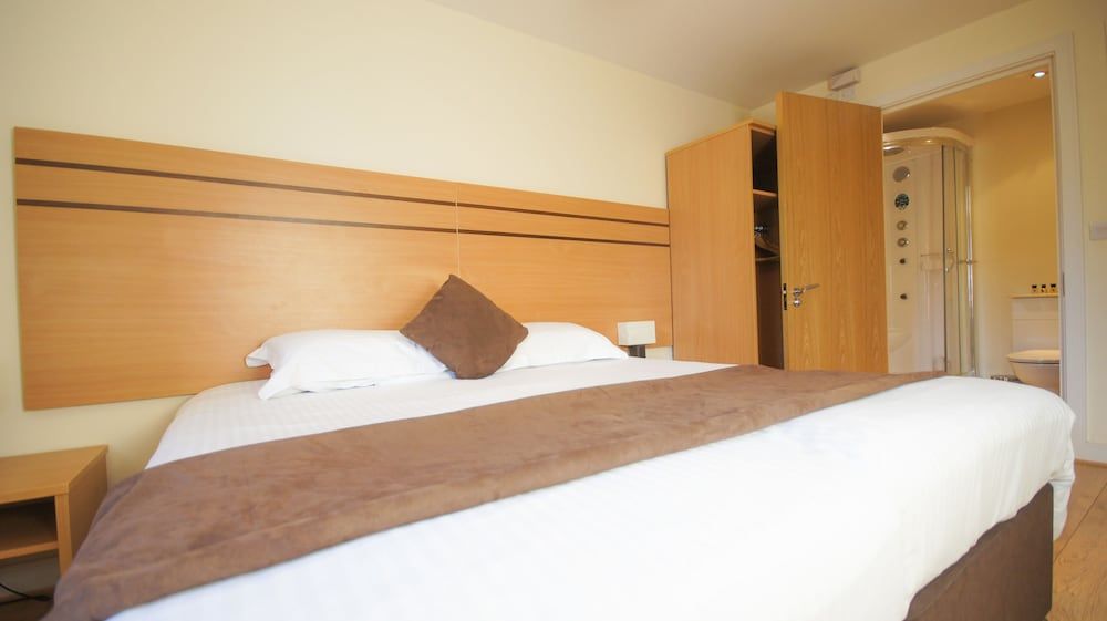 undefined Crompton Court 2