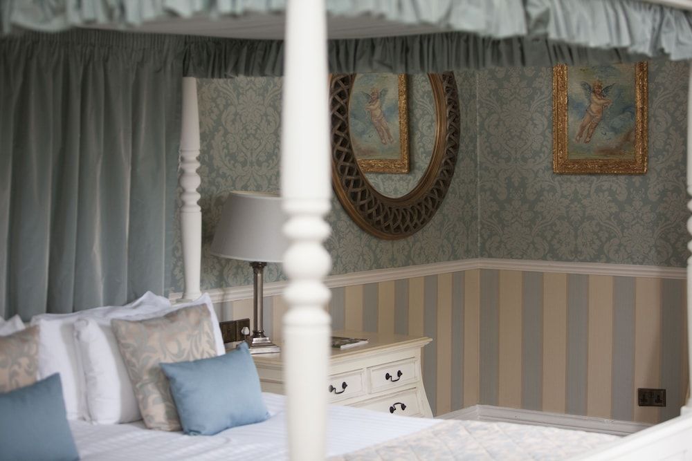 Four Poster Room
