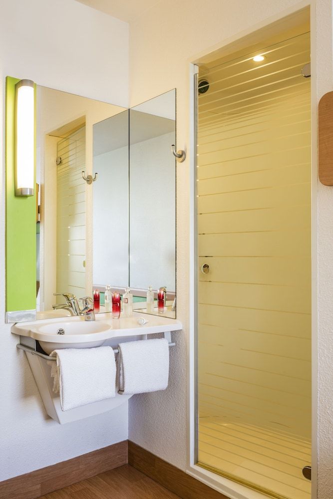 Ibis Budget Newport Triple Room 2