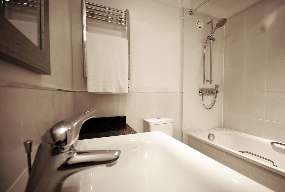 Humber Royal Hotel Deluxe Double Room 10