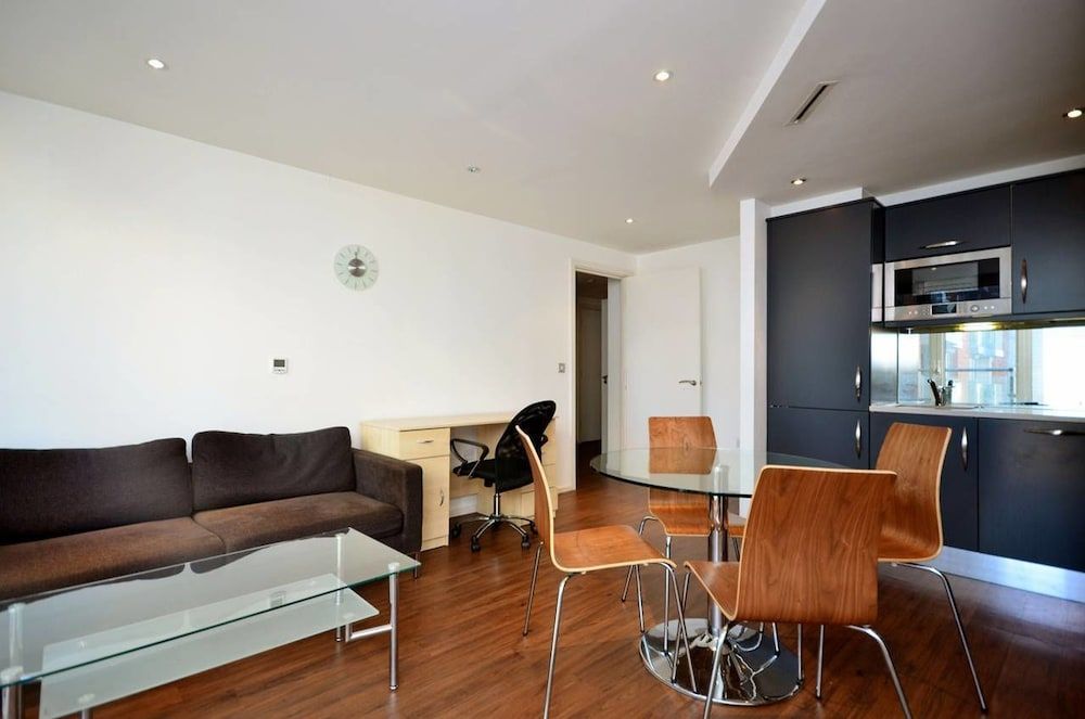 Belvedere Royal Victoria Docks Superior Apartment, 2 Bedrooms, Balcony 2