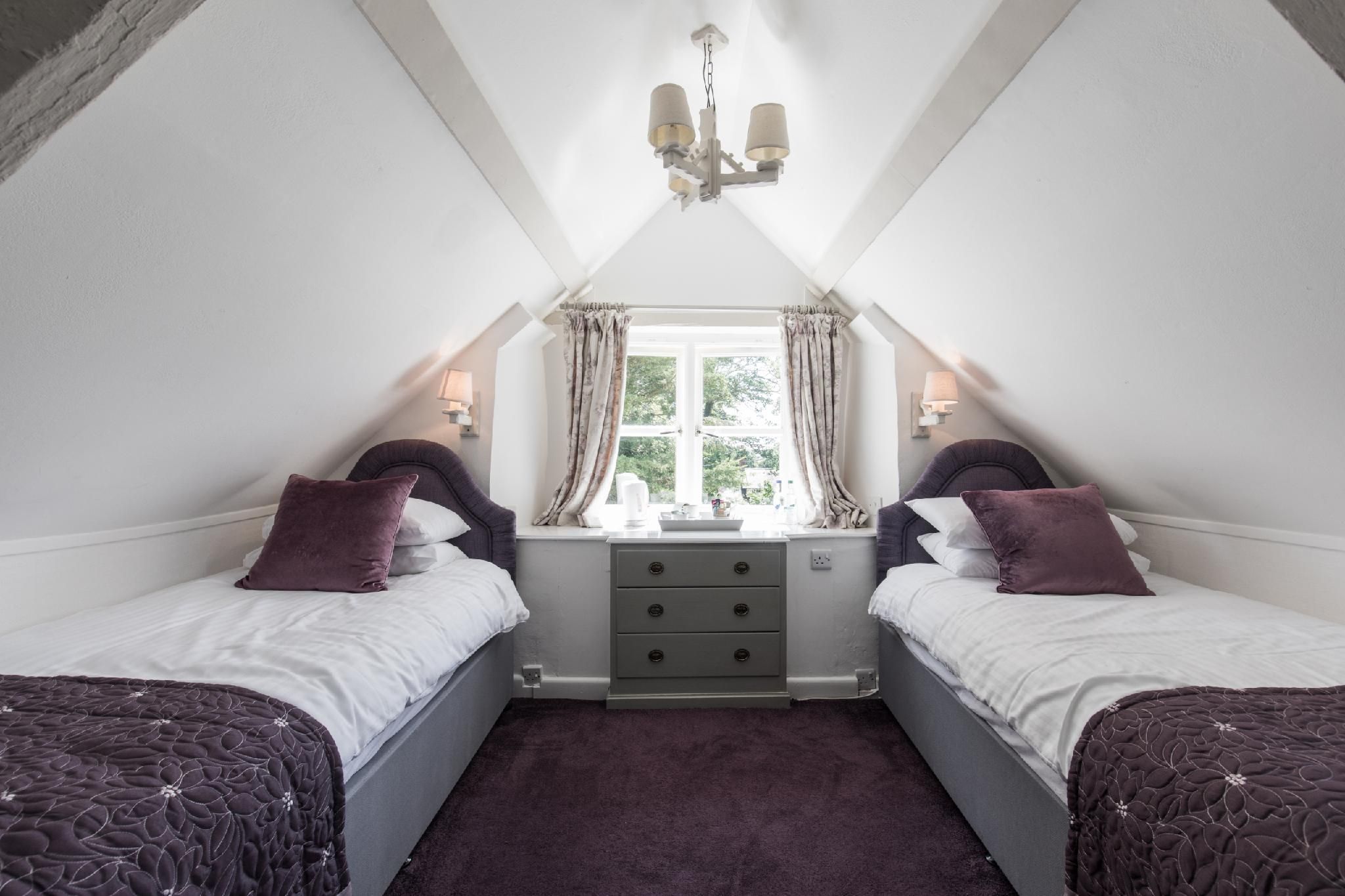 Twin room-Ensuite with Shower-Garden View-Room 12