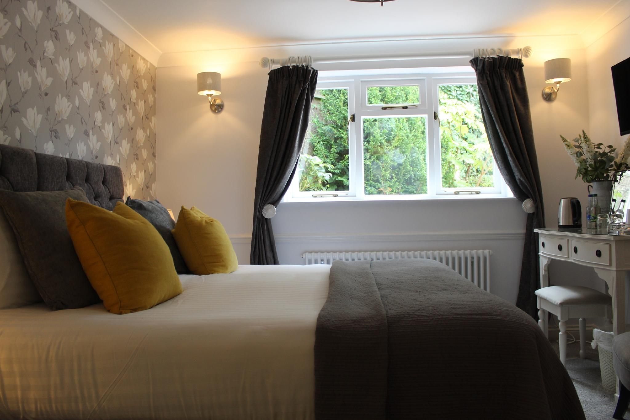 Double or Twin-Ensuite with Shower-Room 18