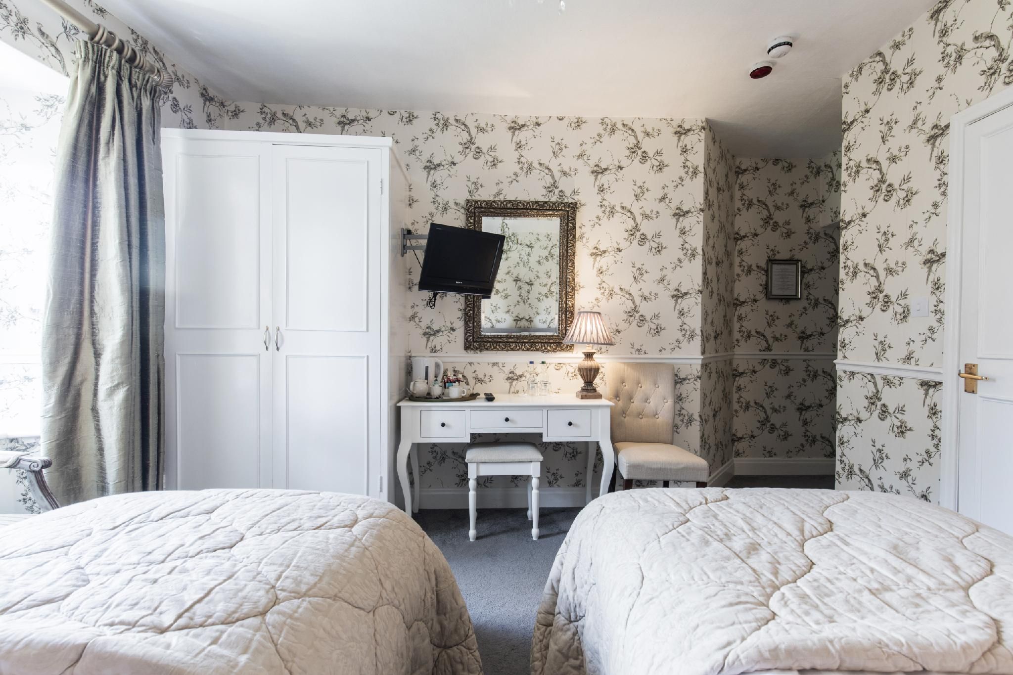 Double or Twin-Ensuite with Shower-Garden View-Room 8