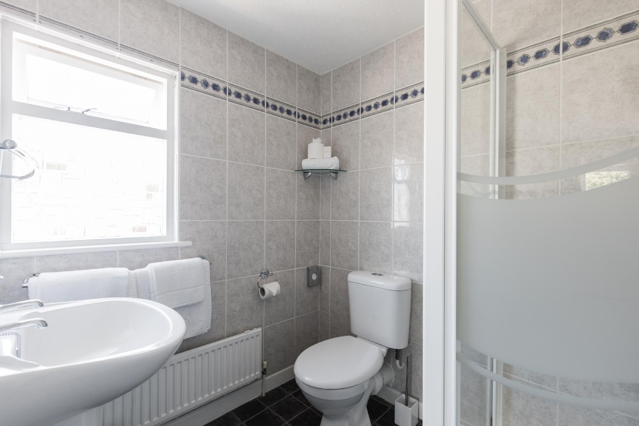 Double or Twin-Ensuite with Shower-Room 17