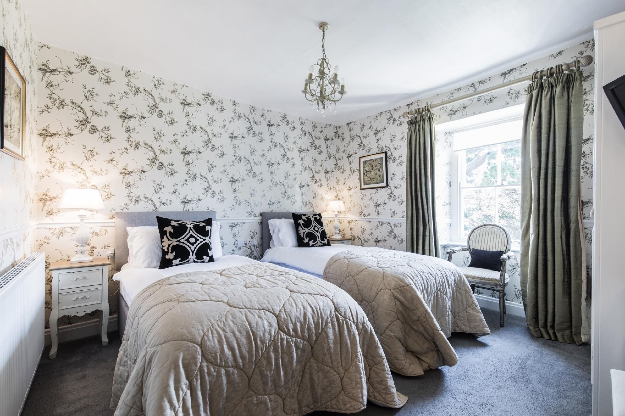 Double or Twin-Ensuite with Shower-Garden View-Room 8