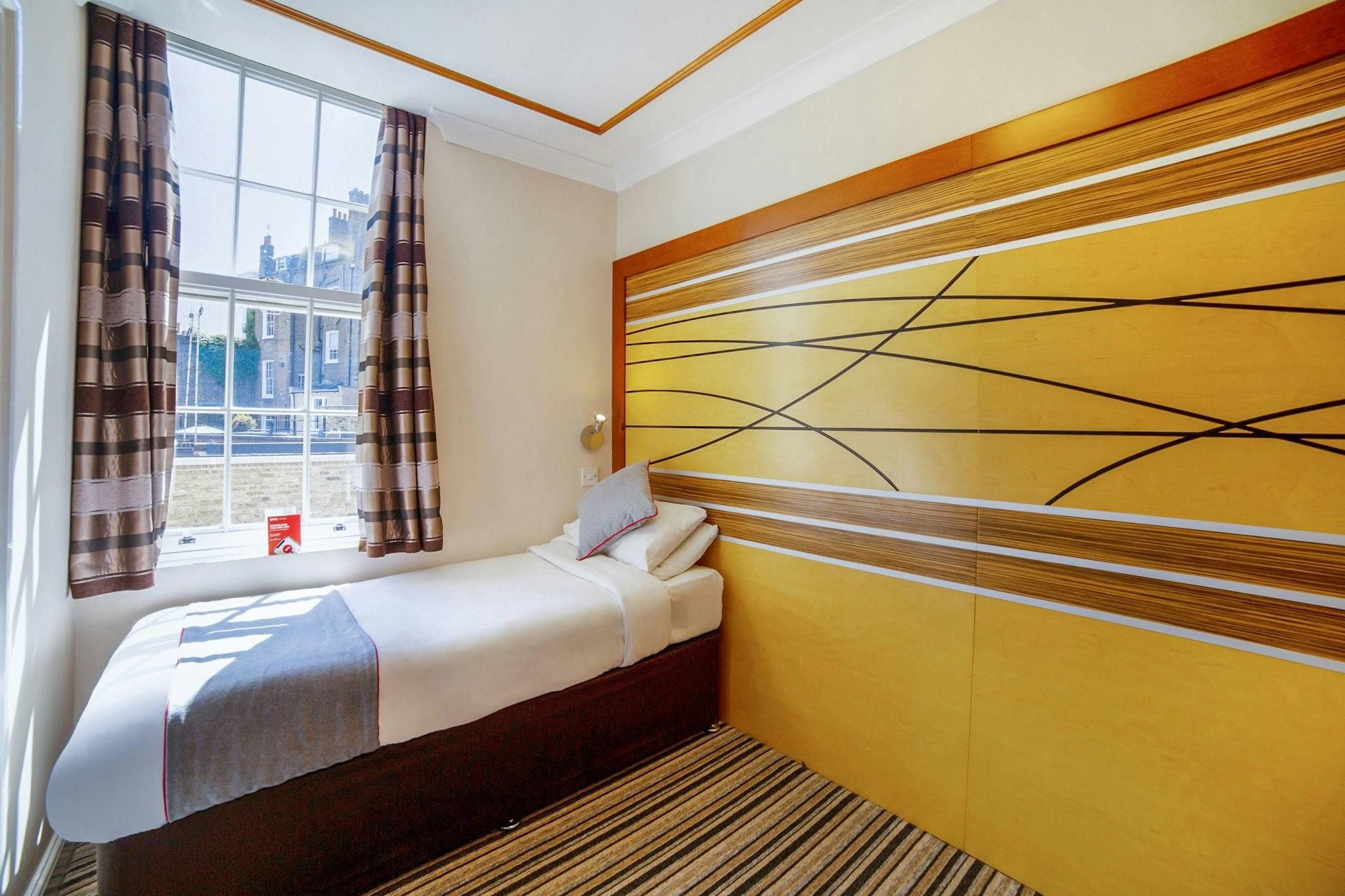 Vegas Hotel Standard Twin Room 7