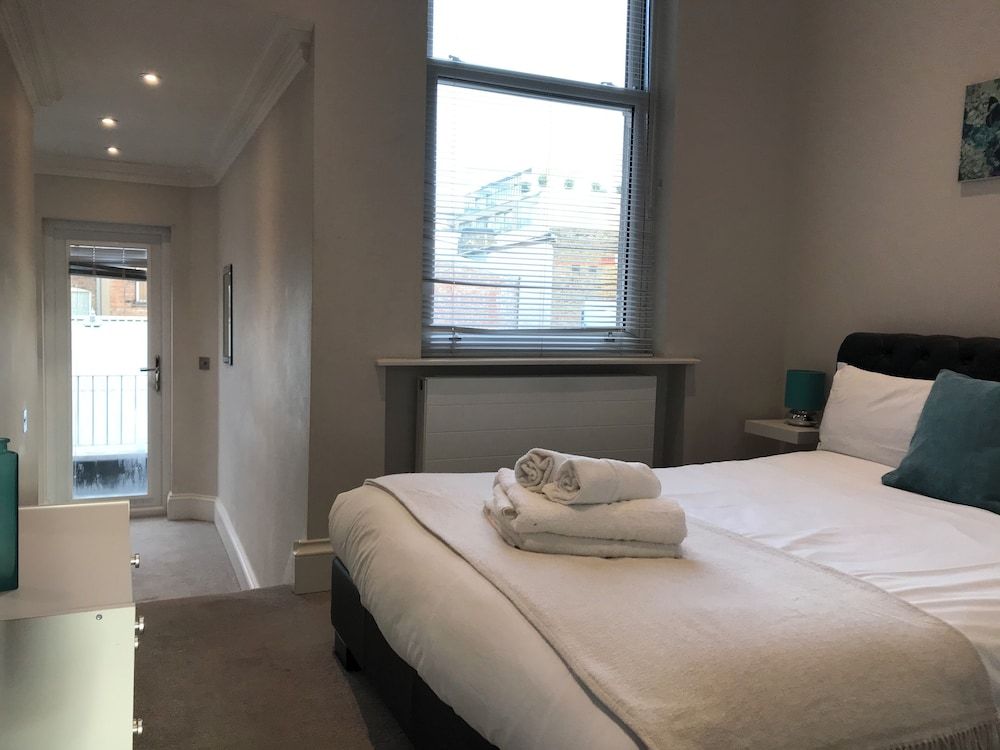 undefined Earl's Court Ongar Road Apartments by Viridian Apartments 4