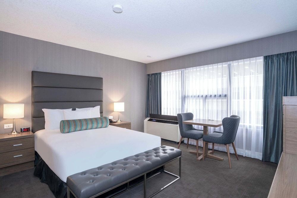Sandman Signature Calgary Downtown Hotel Standard Room, 1 Queen Bed 3