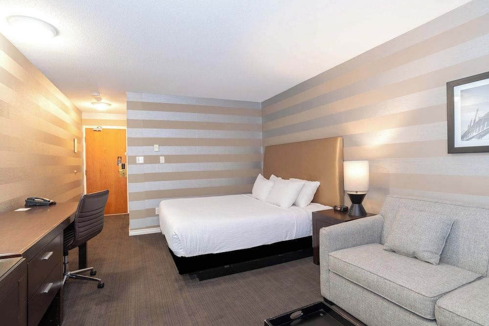 Sandman Hotel Penticton Standard Room, 1 King Bed with Sofa bed (no pets allowed)