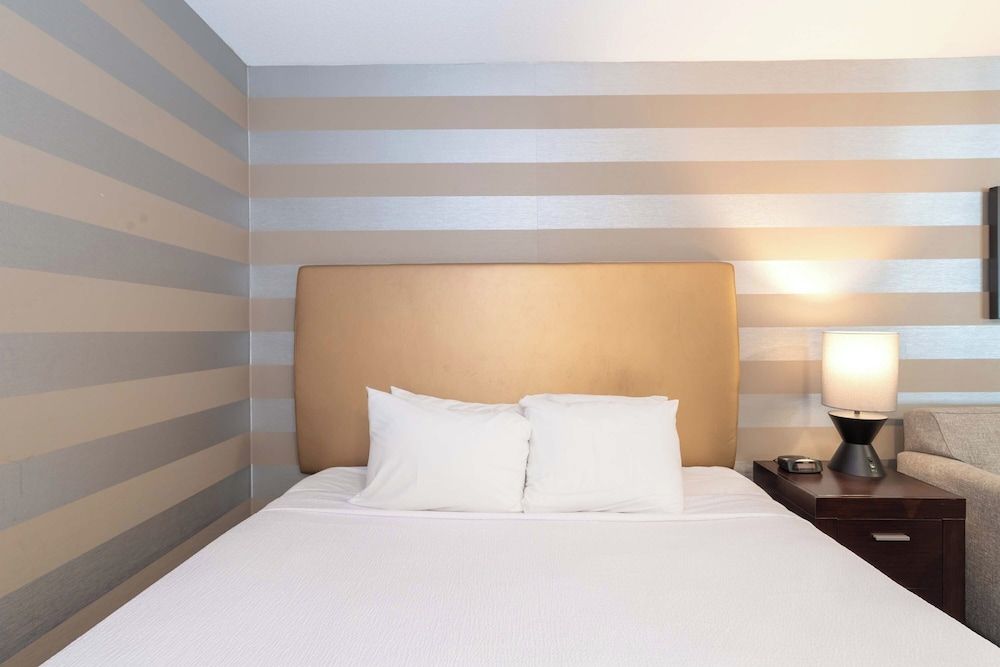 Sandman Hotel Penticton Standard Room, 1 King Bed with Sofa bed (no pets allowed) 2