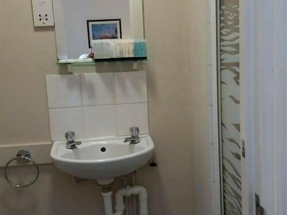 The Swan Inn Suite, Ensuite (DBL + 1SGL) 3