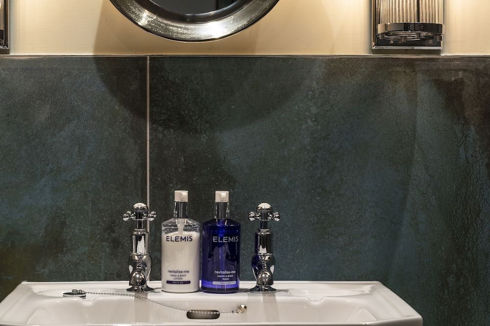 Eagle Mill Suite, Ensuite, Garden View (Cam) 3