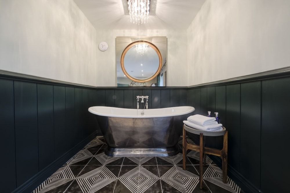 Eagle Mill Suite, Ensuite, Garden View (Cam) 2