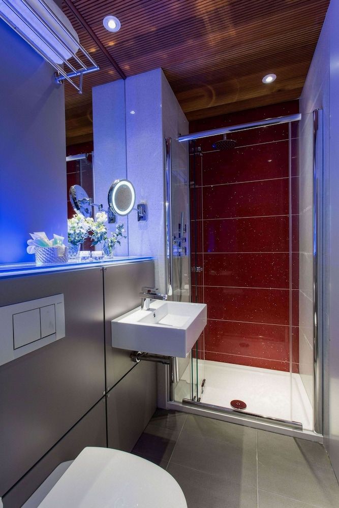 undefined Henley House Hotel 8