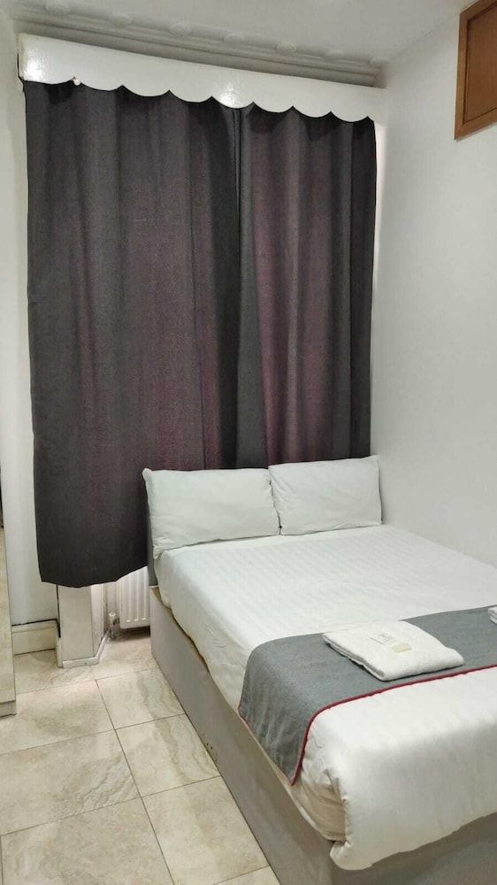 Apollo Hotel Kings Cross Basic Double Room 5