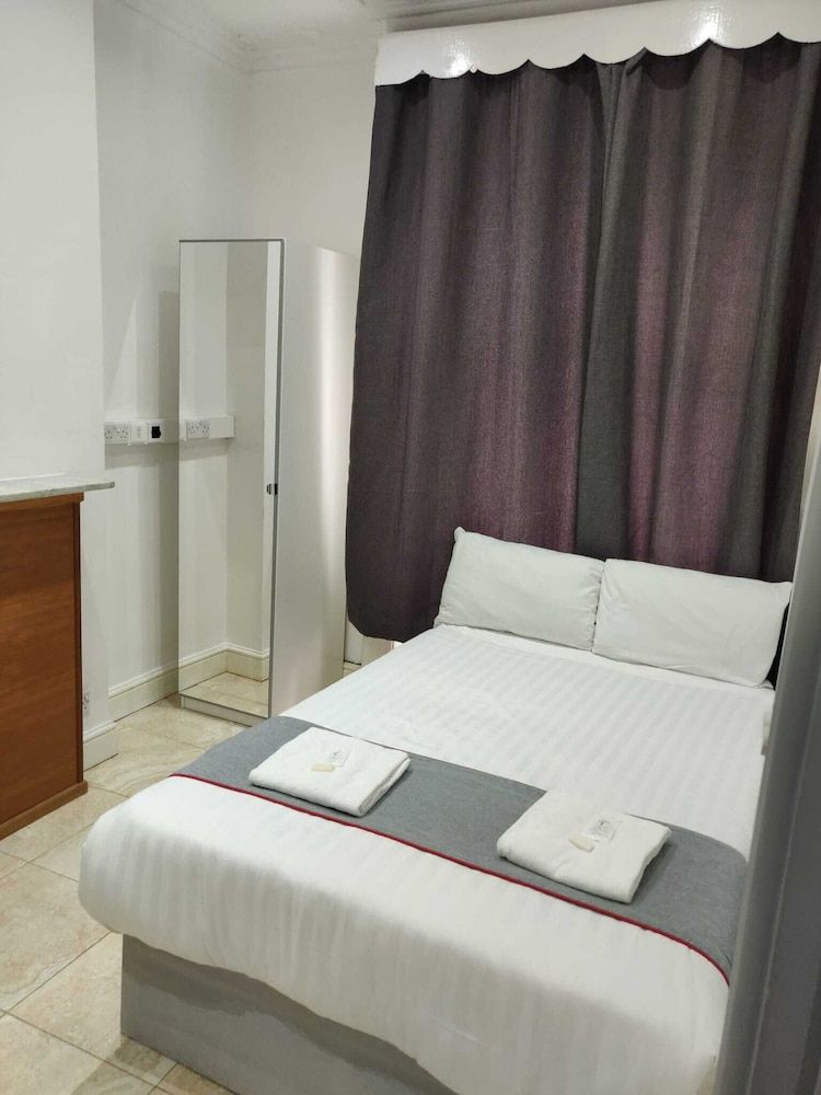 Apollo Hotel Kings Cross Basic Double Room 3