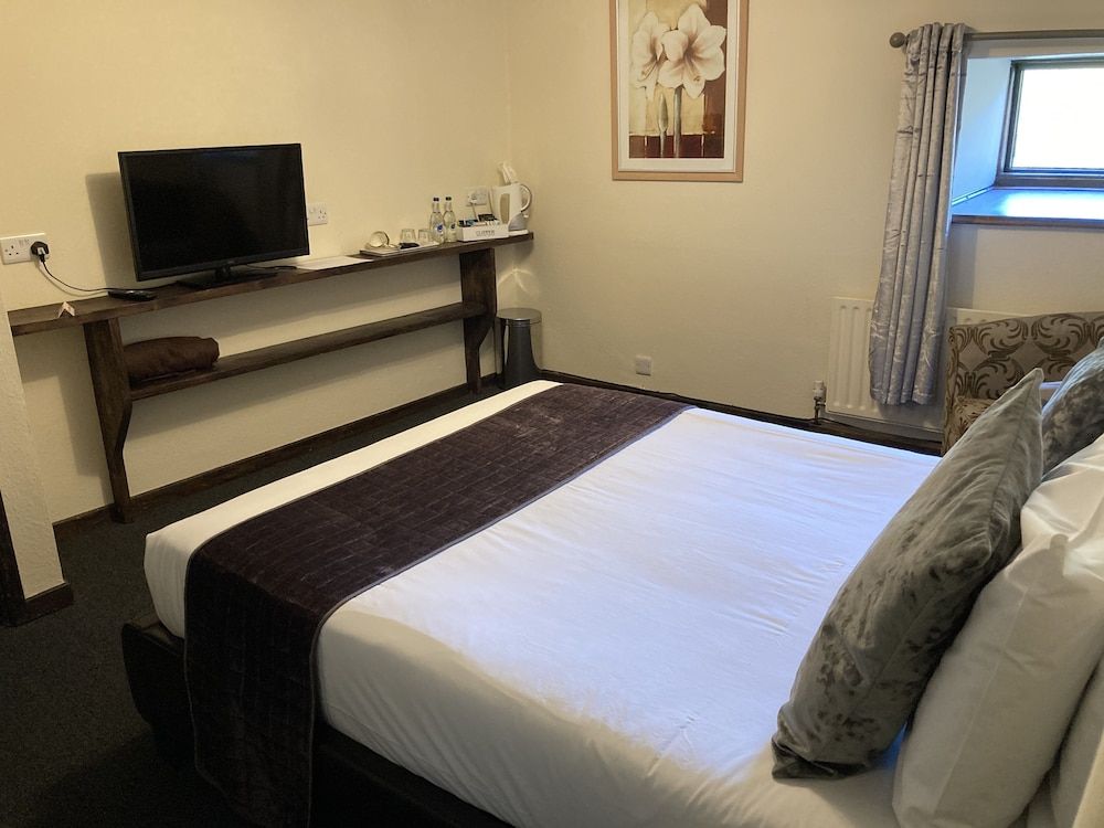 The Cridford Inn Double Room, Ensuite, With Bath, Dog Friendly 2