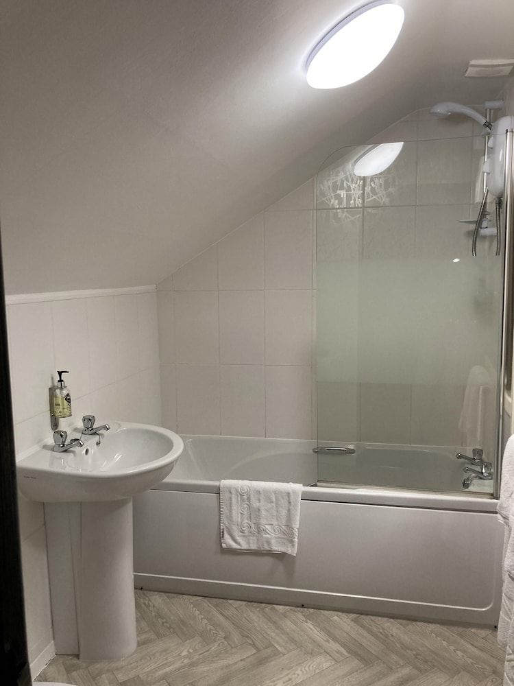 The Cridford Inn Standard Triple Room, Ensuite, No Dogs 3