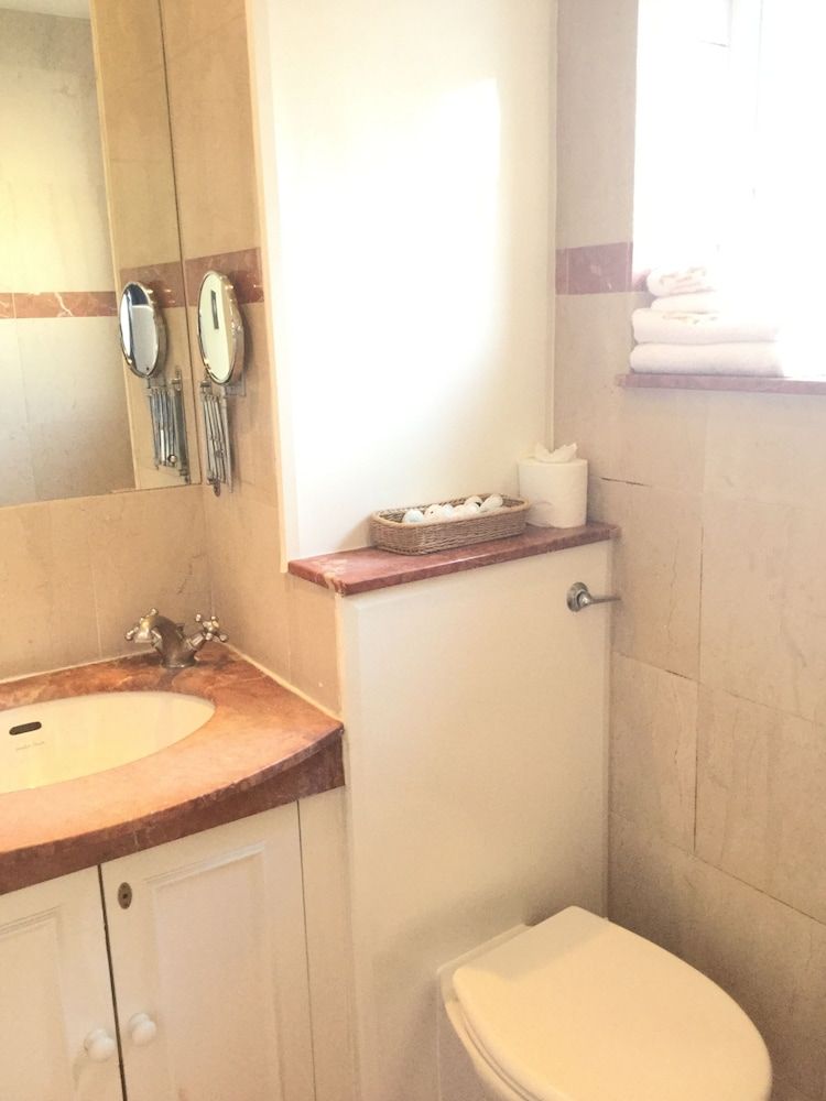 The New London Carlton Hotel & Service Apartments Luxury Twin Room 6