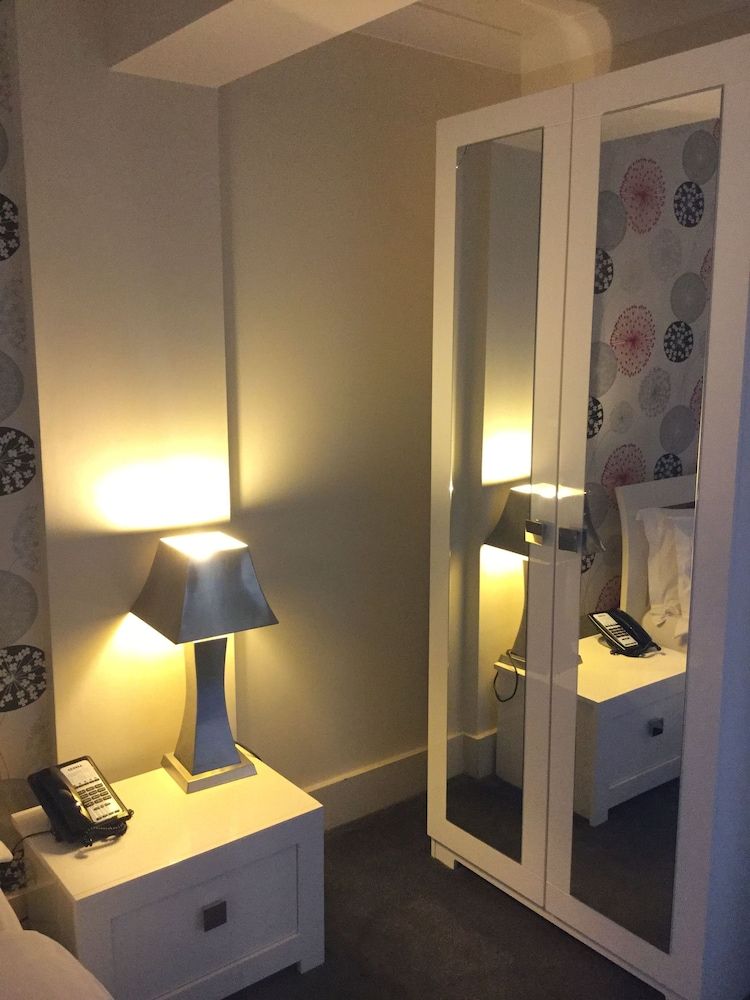 The New London Carlton Hotel & Service Apartments Luxury Twin Room