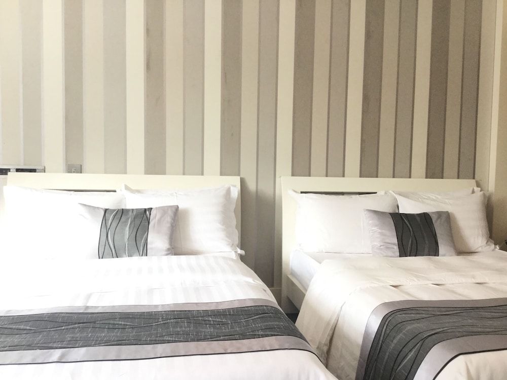 The New London Carlton Hotel & Service Apartments Family Room 2