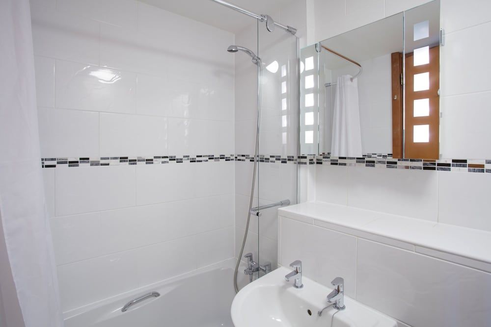 Robinson College - Cambridge University - Campus Accommodation Single Room, Ensuite 5