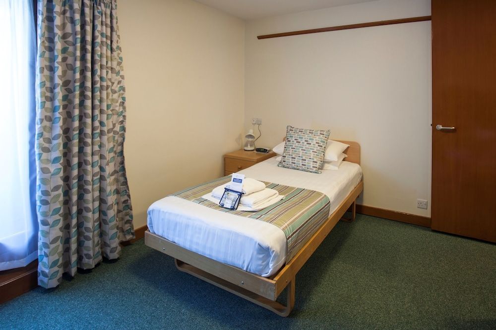 Robinson College - Cambridge University - Campus Accommodation Single Room, Ensuite 3