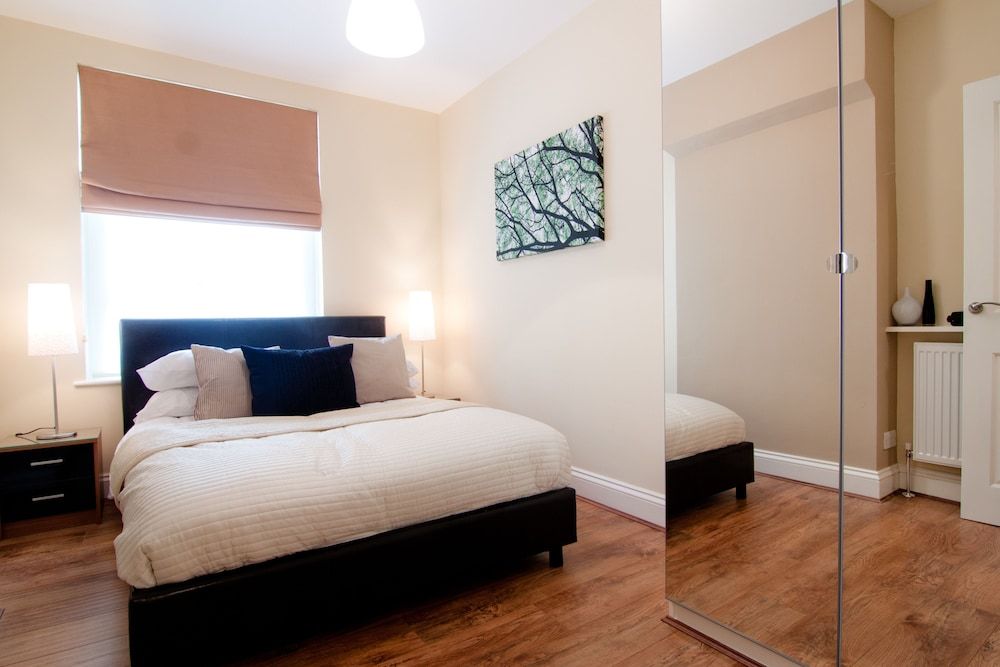 Luxury One Bedroom Apartment with Bath
