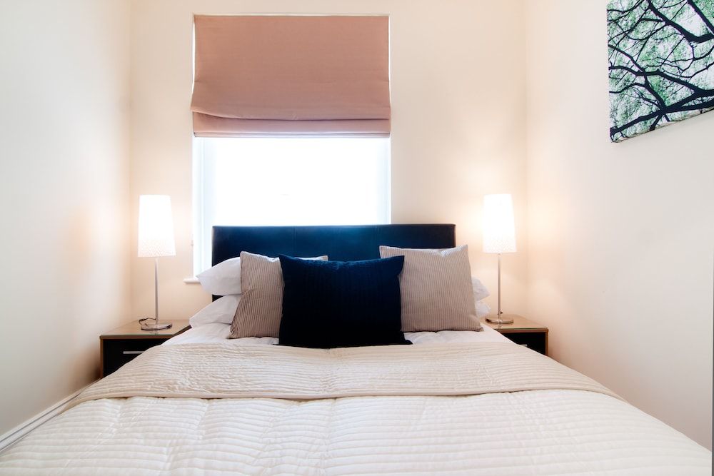 Luxury One Bedroom Apartment with Bath