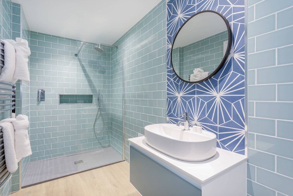 Captains Club Hotel Luxury Twin Room, River View 3