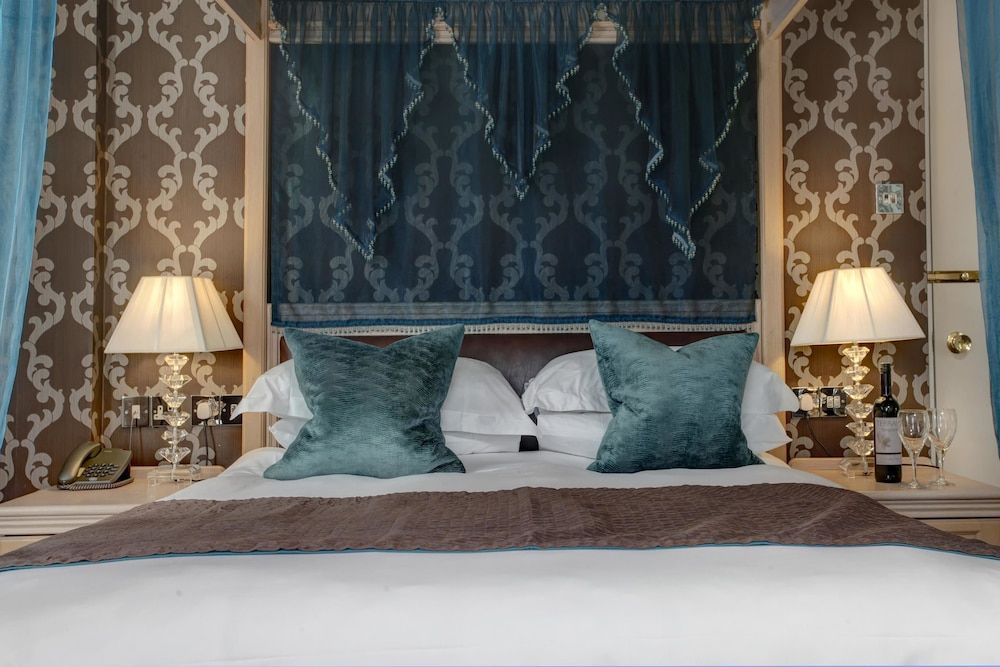 Ivy Hill Hotel, Sure Hotel Collection by Best Western Standard Room, 1 King Bed, Non Smoking (Canopy Bed)