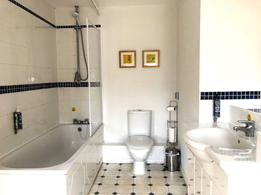 Pettifers Freehouse Hotel Courtyard Family Room 3